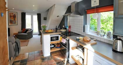 Y Cwtch, Newport - One Bedroom Cottage, Sleeps 2