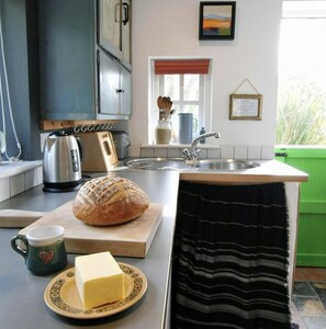Fridge, microwave, oven, dishwasher - Y Cwtch, Newport - One Bedroom Cottage, Sleeps 2 (Newport)