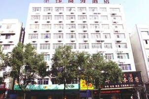 Un hotel de varios pisos con una fachada uniforme y numerosas ventanas.