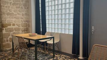 Een douche, een haardroger, handdoeken, zeep