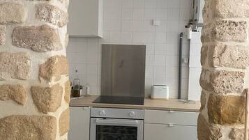 Fridge, microwave, oven, coffee/tea maker