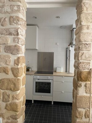 Kühlschrank, Mikrowelle, Ofen, Wasserkocher mit Kaffee-/Teezubehör