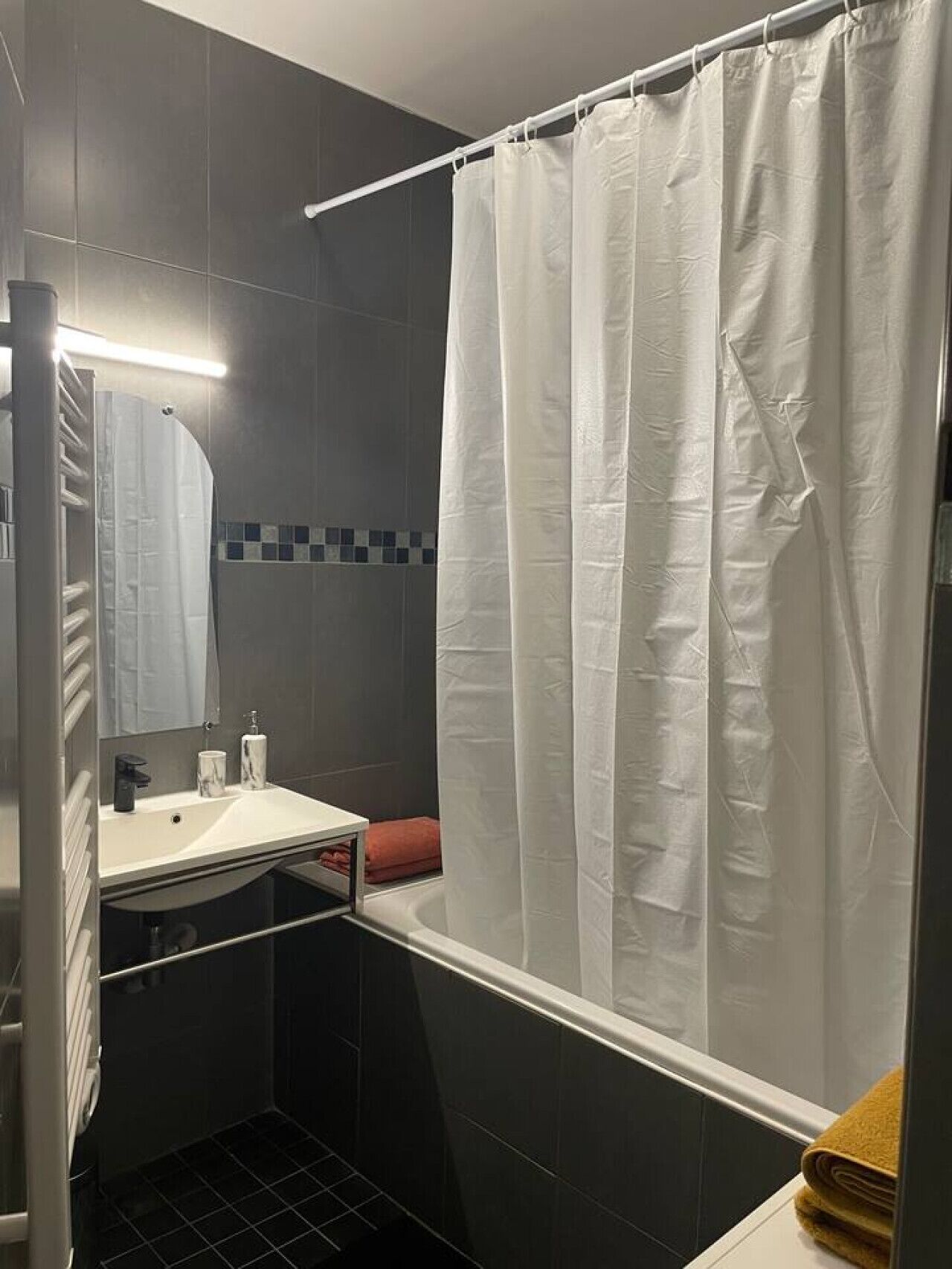 Een douche, een haardroger, handdoeken, zeep