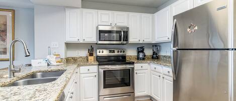 Een koelkast, een microgolfoven, een oven, een kookplaat