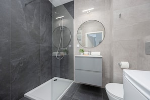 Shower, towels - Studio dla 4 Osób & Balkon by Renters (Warsaw)