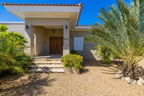 Villa - Amazing 4BR 3BA Villa Palm Beach w NEW Pool (Noord)