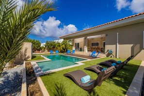 Villa - Amazing 4BR 3BA Villa Palm Beach w NEW Pool (Noord)