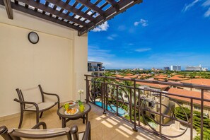 Apartment - 1BR 2BA Corner Condo on Top Floor w Amazing Views (Noord)