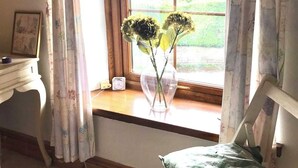 A room with a window, a desk, a chair, and a bed. - Cozy country cottage in National Park  (Mamhilad)