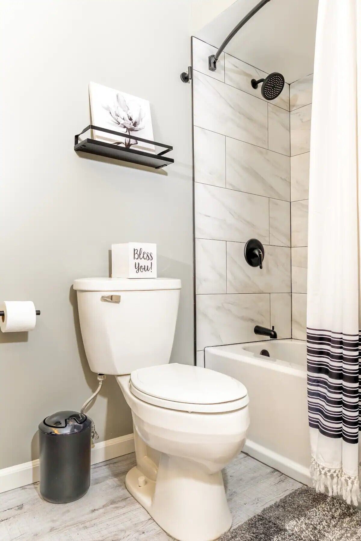 Une salle de bain moderne équipée de toilettes, d’une douche et d’une baignoire.