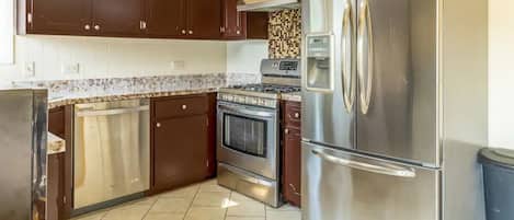 Refrigerador, microondas, horno y parrilla de estufa