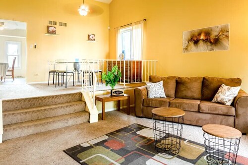 Spacious 3br home near Chicago, fenced yard for pets