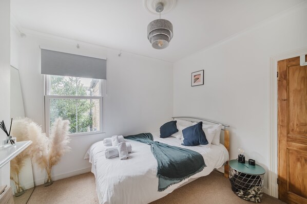 2 bedrooms, desk, iron/ironing board, internet