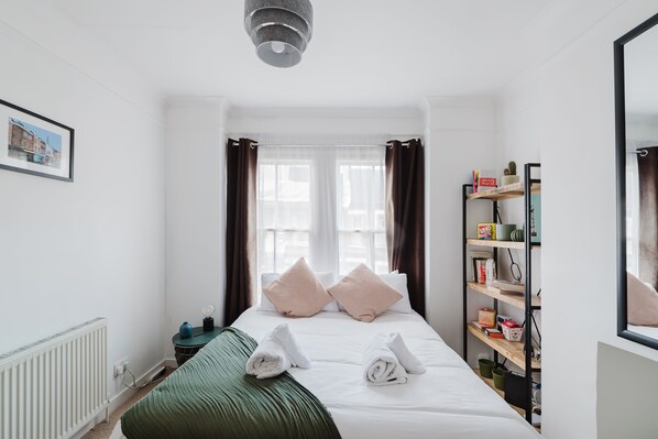 2 bedrooms, desk, iron/ironing board, Internet