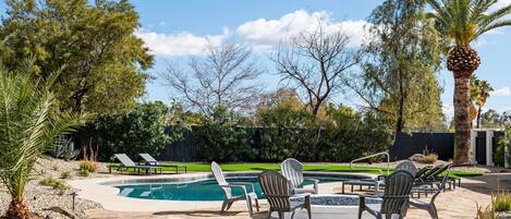 Piscina a l'aire lliure i piscina climatitzada
