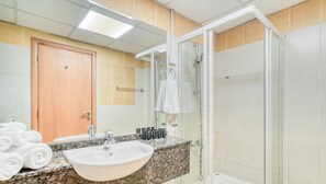 Family Apartment, City View | Bathroom
