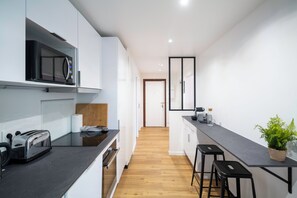 Kühlschrank, Mikrowelle, Ofen, Herdplatte