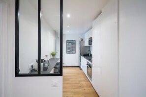 Fridge, microwave, oven, stovetop - Apartment Le Chesnay - Versailles Bright, unoverlooked, 10 minutes from the chateau. (Le Chesnay-Rocquencourt)