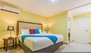 Room - King Size Bed Studio w Pool Close to Beaches (Noord)