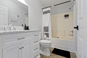 Secador de pelo, toallas, jabón, shampoo