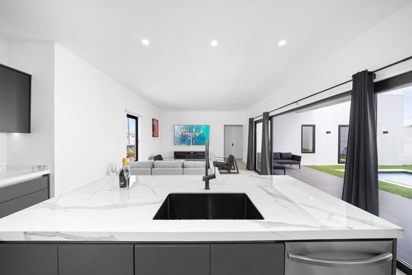 Villa - Brand NEW Villa Central Location Private Pool (Oranjestad)