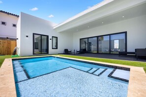 4 bedrooms - Brand NEW Villa Central Location Private Pool (Oranjestad)