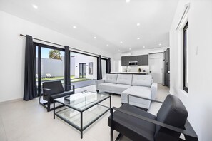 Villa - Brand NEW Villa Central Location Private Pool (Oranjestad)