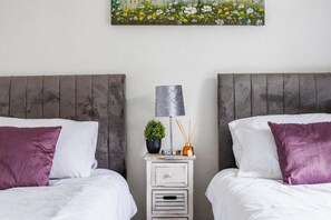 2 bedrooms, iron/ironing board, travel crib, free WiFi - Sunny & Lovely 2BR City Centre Nr High St by Everhome Ltd (Westcliff-on-Sea)