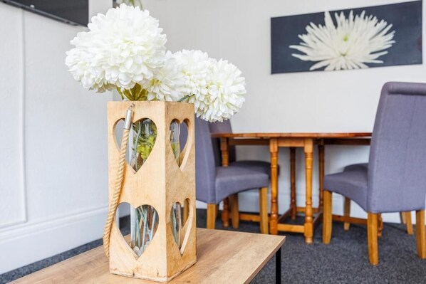 Interior - Sunny & Lovely 2BR City Centre Nr High St by Everhome Ltd (Westcliff-on-Sea)