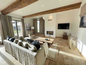 ファミリー ハウス ガーデンビュー | リビング エリア