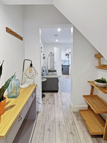 Sleeps 4- 1-Bedroom Apartment – Walking Distance to Grantham Town Centre!