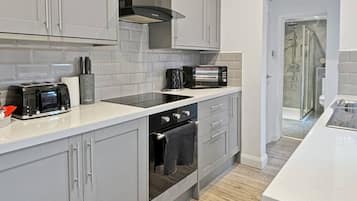 Frigorífico, microondas, horno y placa de cocina