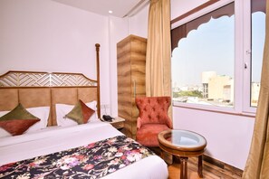 Deluxe-Doppelzimmer | Schreibtisch, laptopgeeigneter Arbeitsplatz, schallisolierte Zimmer