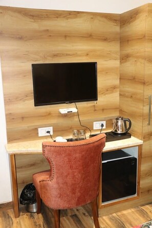 Deluxe Double Room | Living area - HOTEL RV GOLDEN (Amritsar)