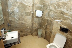 Deluxe-Doppelzimmer | Badezimmer | Dusche, Haartrockner, Hausschuhe, Handtücher