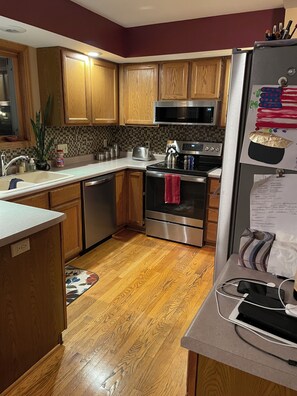 Private kitchen - Charming house in enchanting Oshkosh with WiFi, AC (Oshkosh)