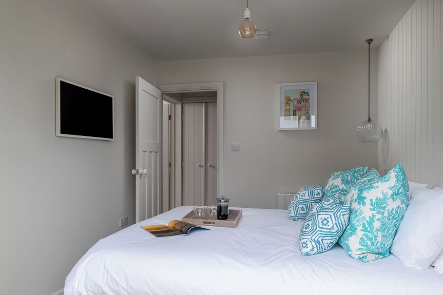 Wave Apartment Is Ideal For Up To Four Guests Offering A Retreat By The Sea. - Abersoch