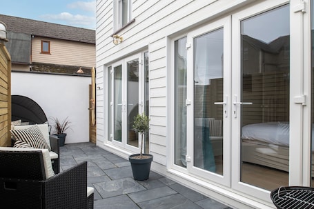 Terrasse/Patio. Wave apartment is ideal for up to four guests offering a retreat by the sea.