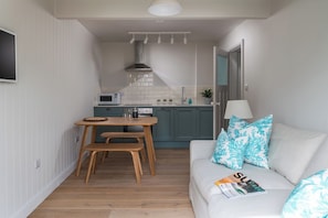 TV - Wave apartment is ideal for up to four guests offering a retreat by the sea. (Pwllheli)