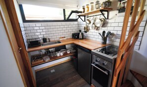 Mini-fridge, oven, stovetop, electric kettle - Güer Aike Tiny Houses (El Chalten)
