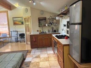 Wasserkocher mit Kaffee-/Teezubehör, Kühlschrank, Mikrowelle, Ofen