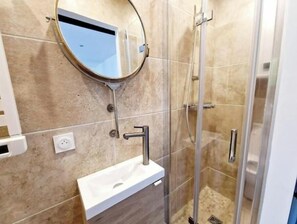 Dusche, Haartrockner, Handtücher, Seife