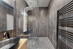 Een douche, een haardroger, handdoeken, zeep