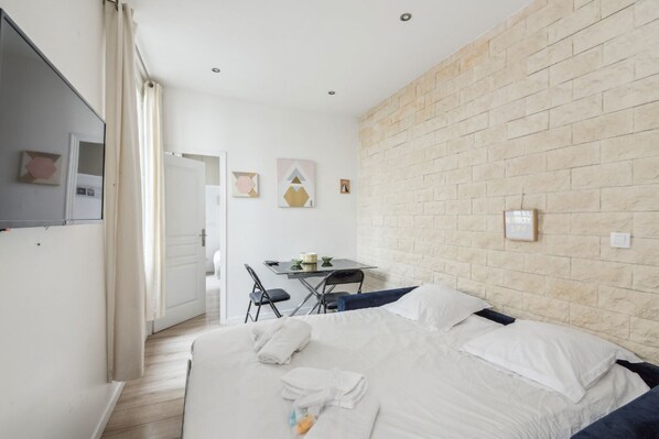 1 bedroom, desk, iron/ironing board, WiFi