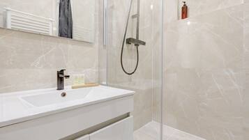 Douche, sĂšche-cheveux, serviettes fournies, savon