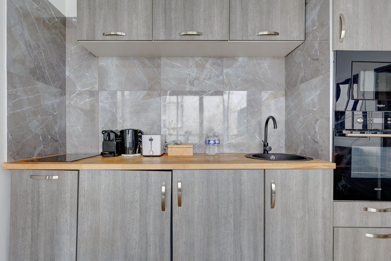 Microwave, oven, dishwasher, coffee/tea maker