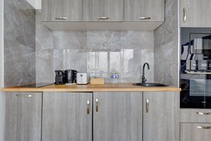 Microondas, horno, lavavajillas y cafetera y tetera 