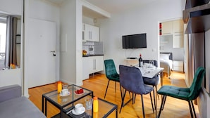 Eine moderne Wohnung mit Essbereich, Küche und Wohnraum.