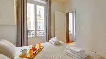 1 habitación, tabla de planchar con plancha, internet y ropa de cama