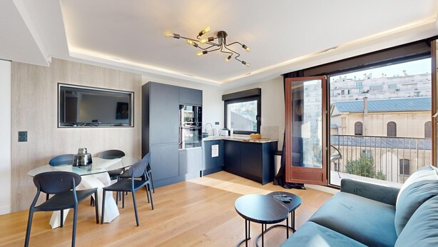 Un apartamento moderno con comedor, cocina y sala de estar.